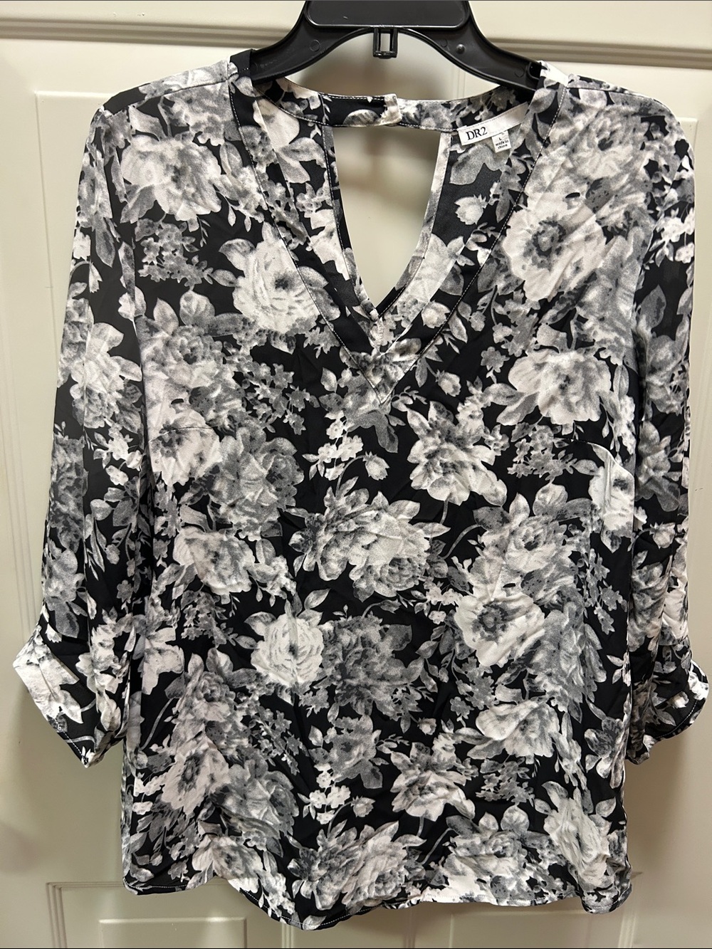 DR2 Black & White Floral V-Neck Roll-Sleeve Blouse